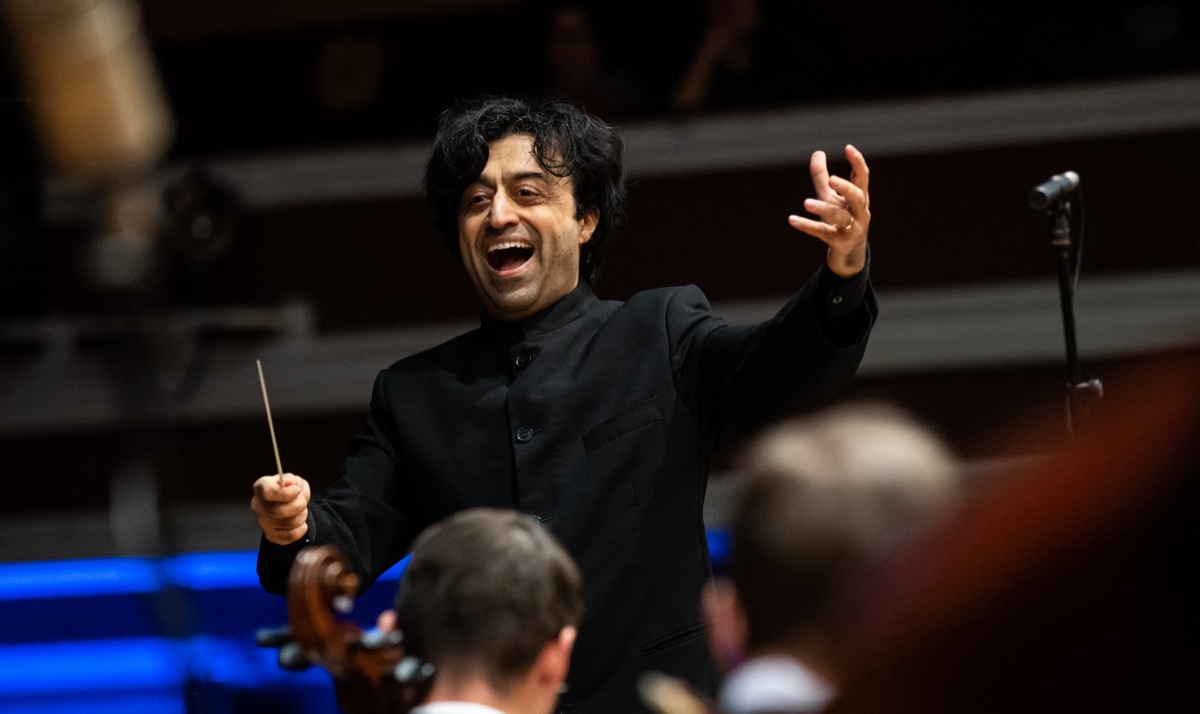 Ruben Gazarian conducting